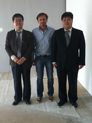 מנהלי מיצובישי העולמית עם המנכ"ל בית און
